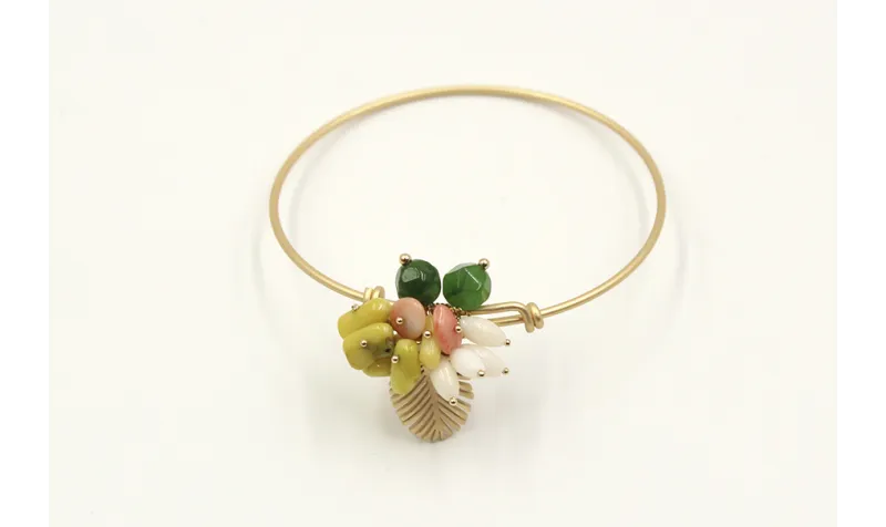 Pulsera rigida en oro mate con hoja de palmera y s