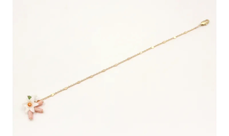 Pulsera cadena chapitas con flores de nacar en el 