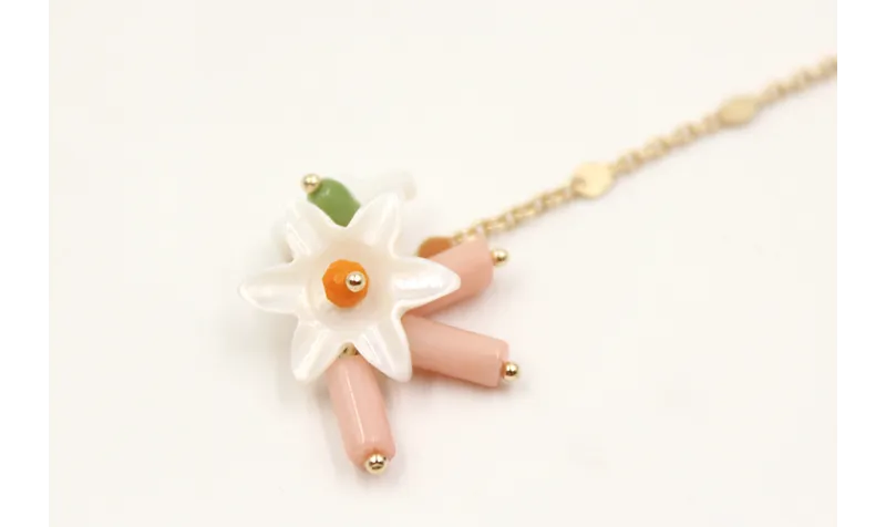 Pulsera cadena chapitas con flores de nacar en el 