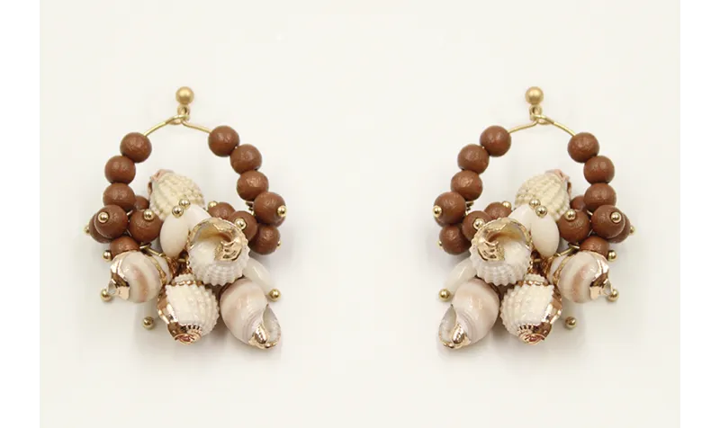 Pendientes aro con bolas de madera, corales blanco