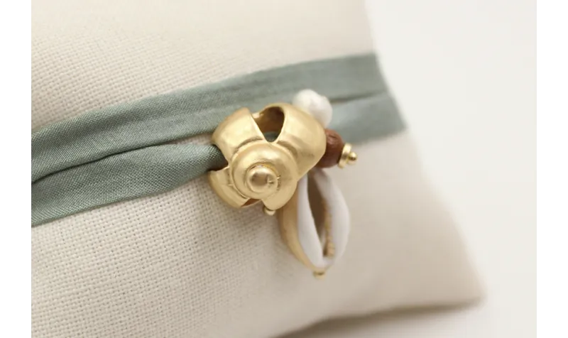 Pulsera seda verde con caracola oro mate y caracol