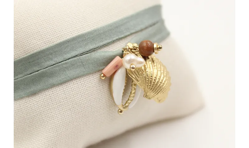 Pulsera seda verde con almeja oro mate y caracola 