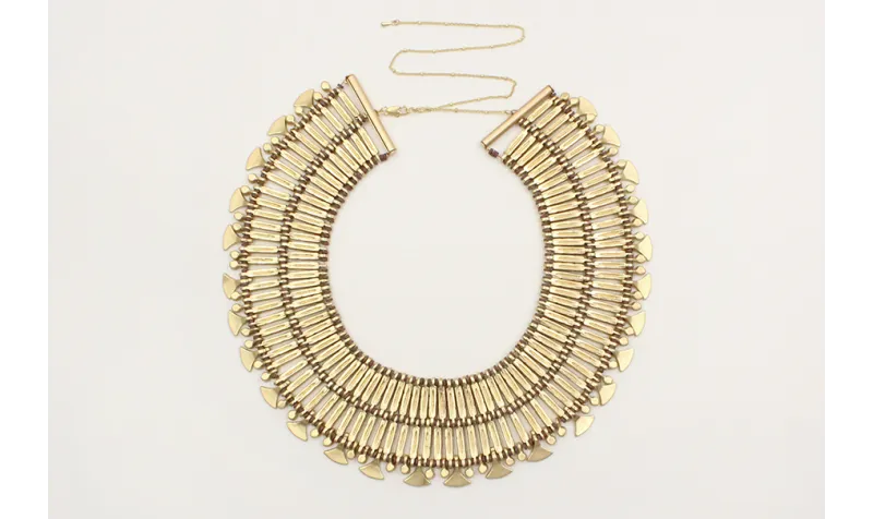 Collar babero en oro mate con entrepiezas alargada