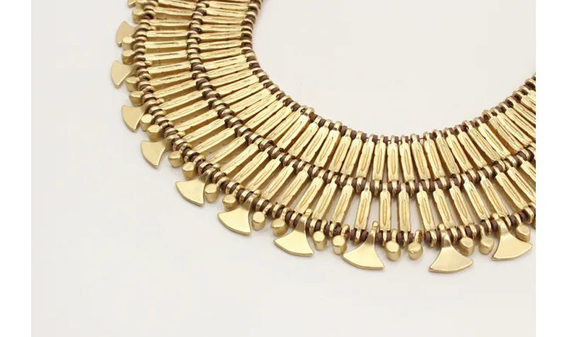 Collar babero en oro mate con entrepiezas alargada