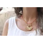 Collar de coralitos con colgante de listón de entr