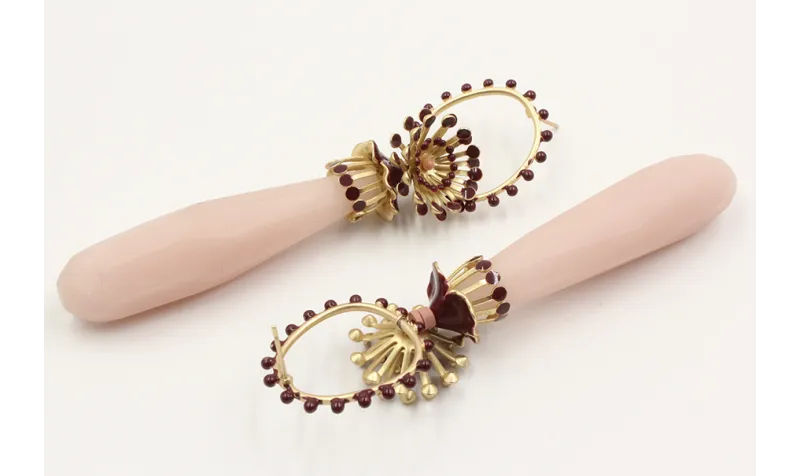 Pendientes lagrima rosa perno esmaltes granates, c