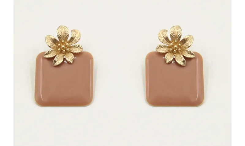 Pendientes perno flor oro mate y cuadrado esmaltad