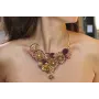 Collar en forma de V con casquillas esmaltadas en 