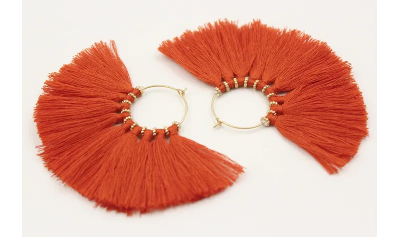 Pendientes de aro con pompones naranjas y rueditas