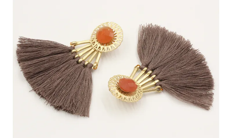 Pendientes pompon color topo y listones haciendo t