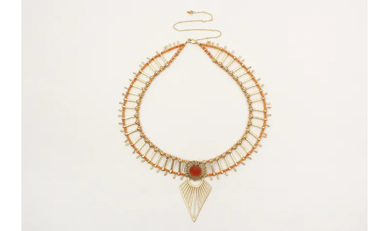 Gargantilla con coralitos entrepiezas en oro mate 