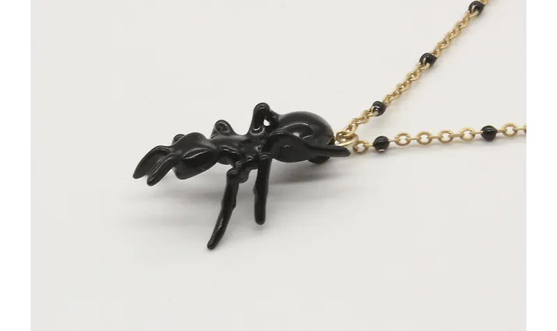 Solitario cadena bolita negra esmaltada y hormiga 