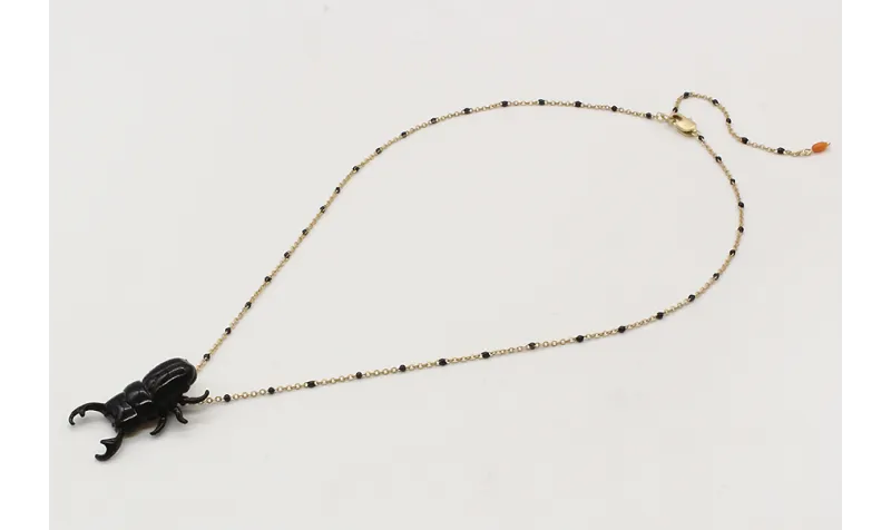 Solitario cadena bolita negra esmaltada y escaraba