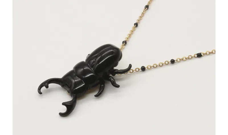 Solitario cadena bolita negra esmaltada y escaraba