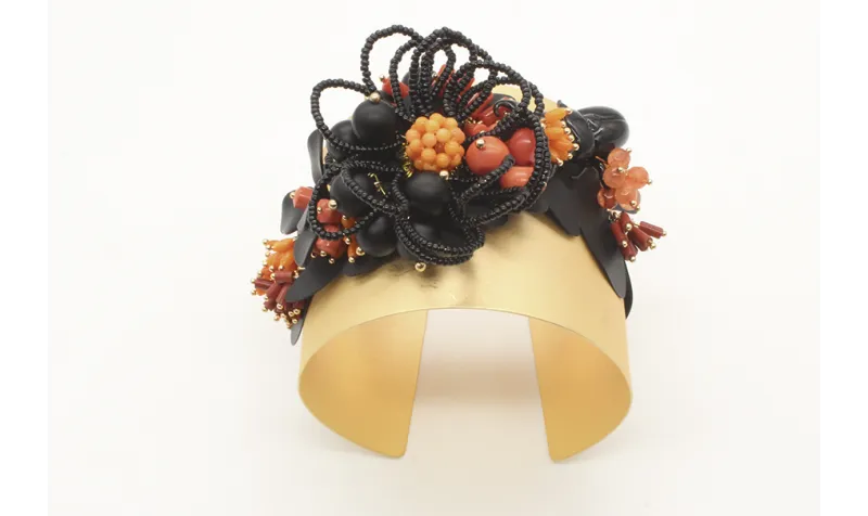 Brazalete con flores negras mates y burruños de co