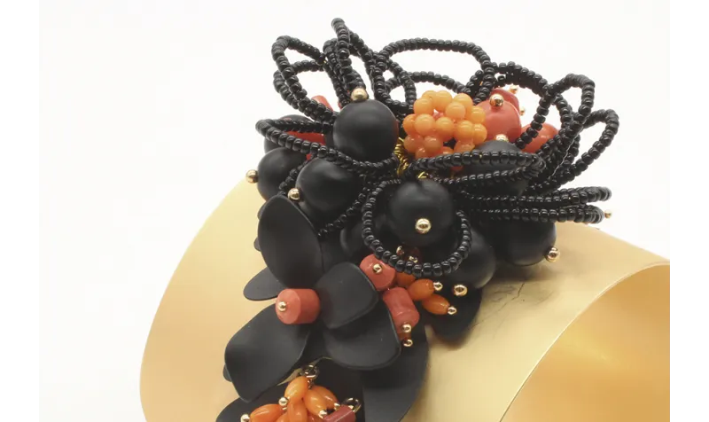 Brazalete con flores negras mates y burruños de co