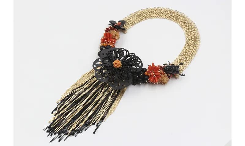 Collar flores negras,burruños de corales y flecos