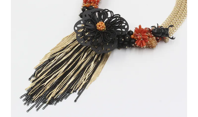 Collar flores negras,burruños de corales y flecos