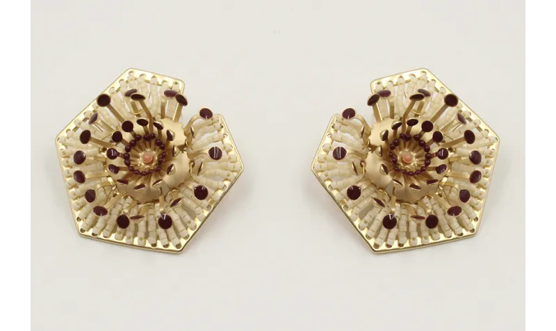 Pendientes con miyuki beige y flores esmaltadas en