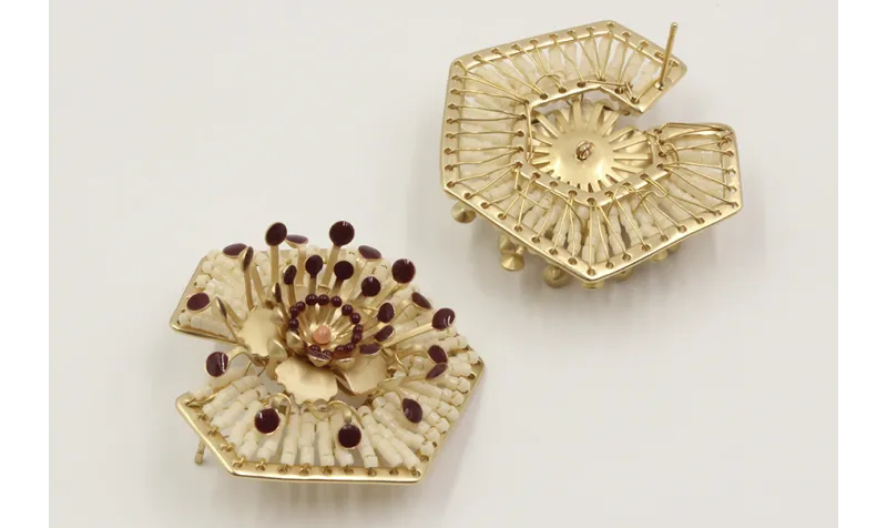 Pendientes con miyuki beige y flores esmaltadas en