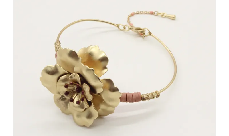 Pulsera rigida con lentejuela rosa y flor central 