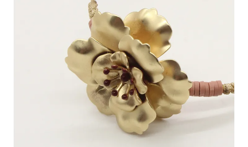 Pulsera rigida con lentejuela rosa y flor central 