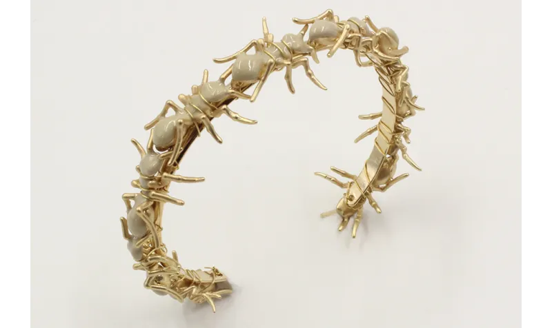 Pulsera rigida con hormigas esmaltadas grises.