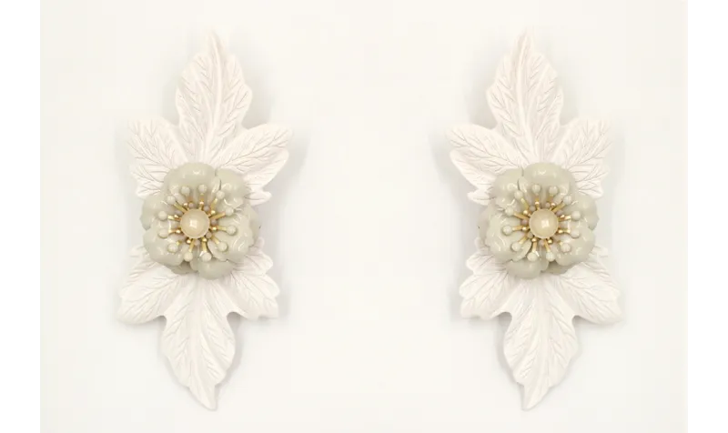 Pendientes hosjas esmaltadas blancas y flor centra