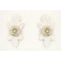 Pendientes hosjas esmaltadas blancas y flor centra