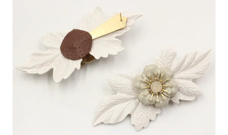 Pendientes hosjas esmaltadas blancas y flor centra