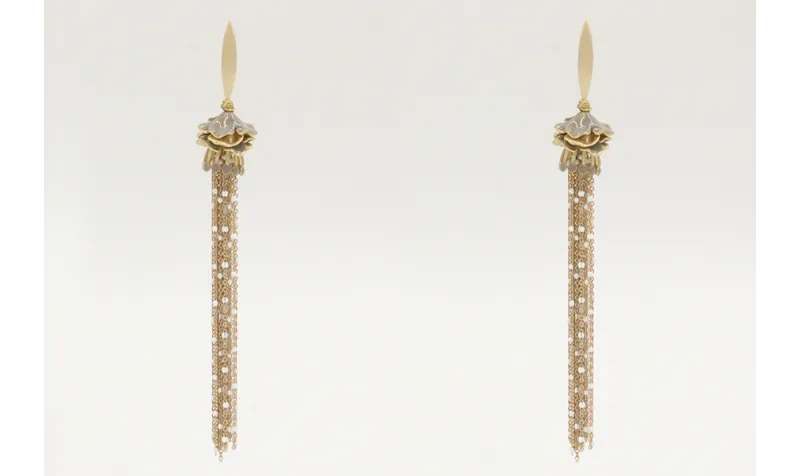 Pendientes largos con cadena bola esmaltada blanca