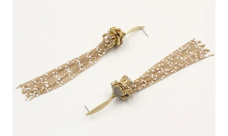 Pendientes largos con cadena bola esmaltada blanca