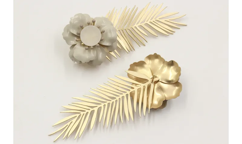 Pendientes hoja palmera en oro mate con flores esm