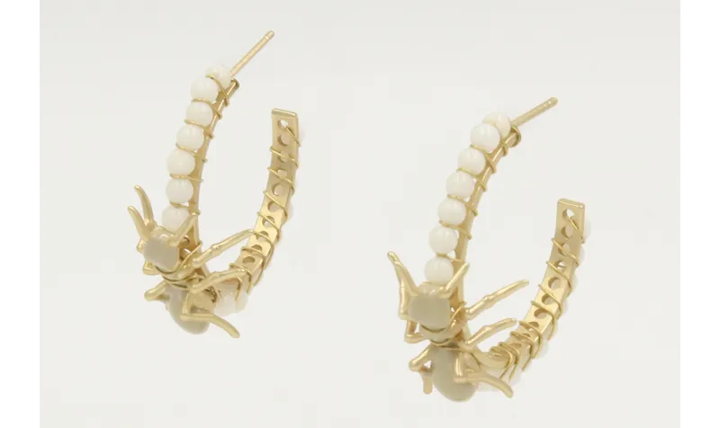 Pendientes aro cosido coral blanco con hormiga esm