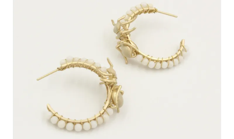 Pendientes aro cosido coral blanco con hormiga esm