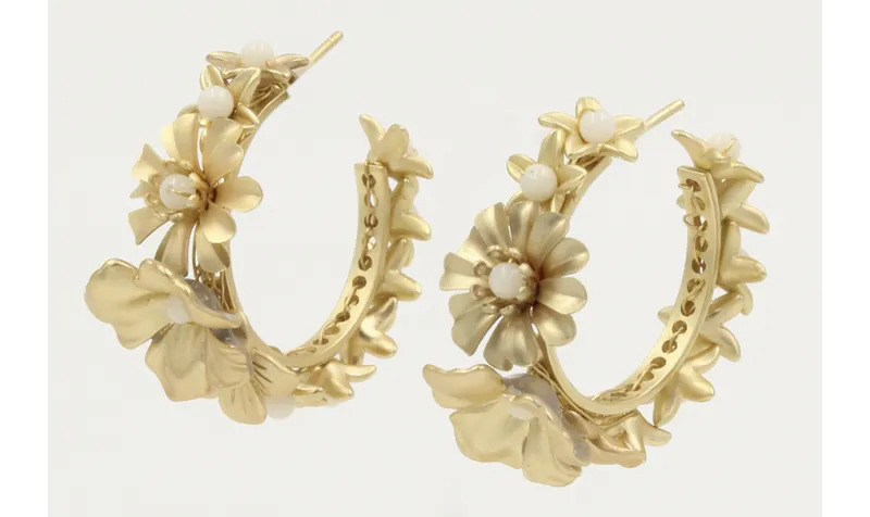 Pendientes cosido con flores oro mate y rematadas 
