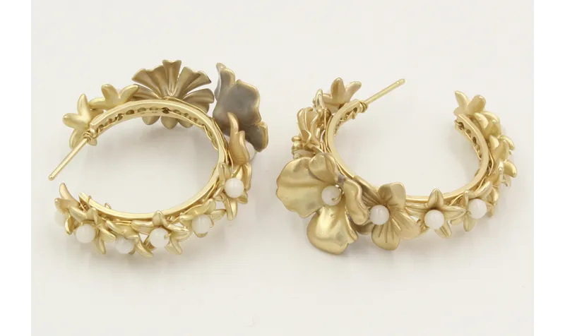 Pendientes cosido con flores oro mate y rematadas 