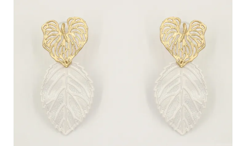 Pendientes hoja esmaltada blanca con perno de hoja