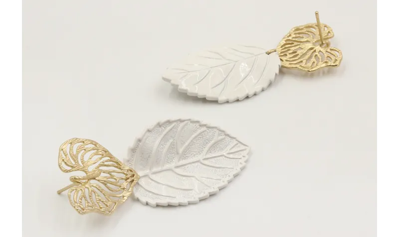 Pendientes hoja esmaltada blanca con perno de hoja