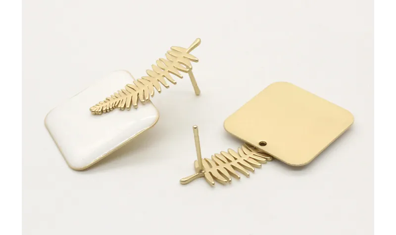 Pendientes cuadrado esmaltado blanco con perno hoj