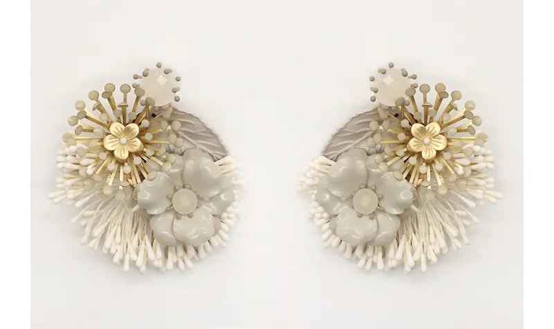 Pendientes con estambres blancos, casquillas y flo