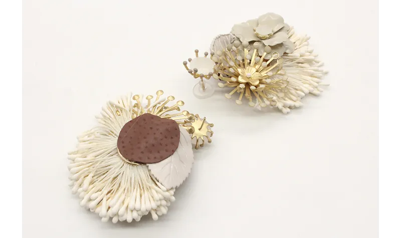 Pendientes con estambres blancos, casquillas y flo