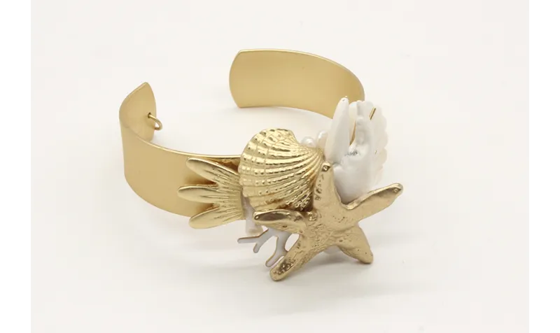 Pulsera rigida ancha con estrella y coral en oro m