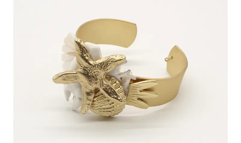 Pulsera rigida ancha con estrella y coral en oro m