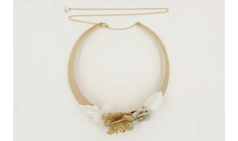 Collar lamina con hojas esmaltadas blancas, flor e