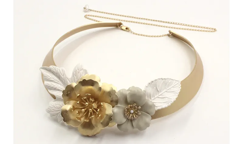 Collar lamina con hojas esmaltadas blancas, flor e