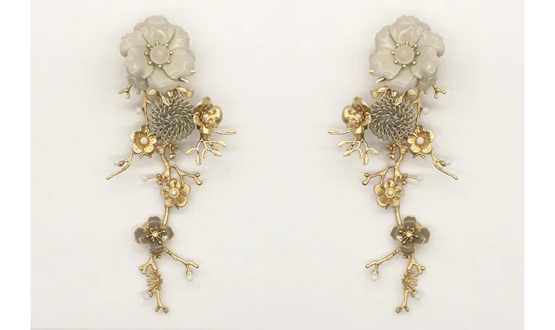 Pendientes rama coral oro mate con flor esmaltada 
