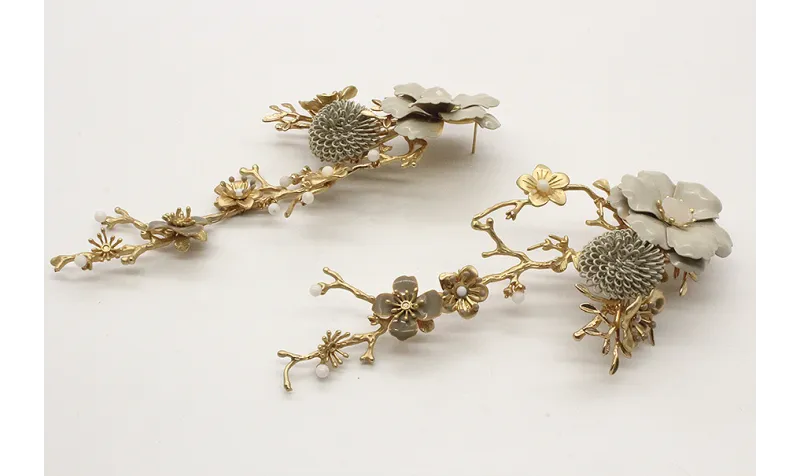 Pendientes rama coral oro mate con flor esmaltada 
