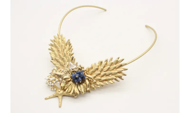 Collar en V con escamas, estrellas,nenufar todo en