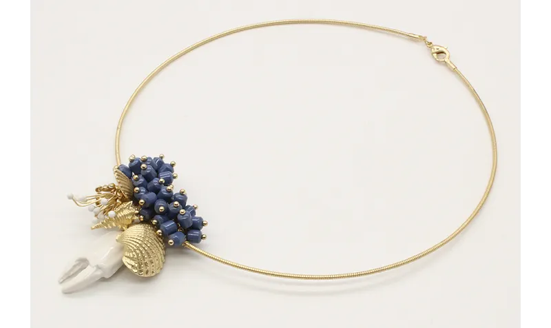 Collar rigido fino con burruño piedras azules, pat